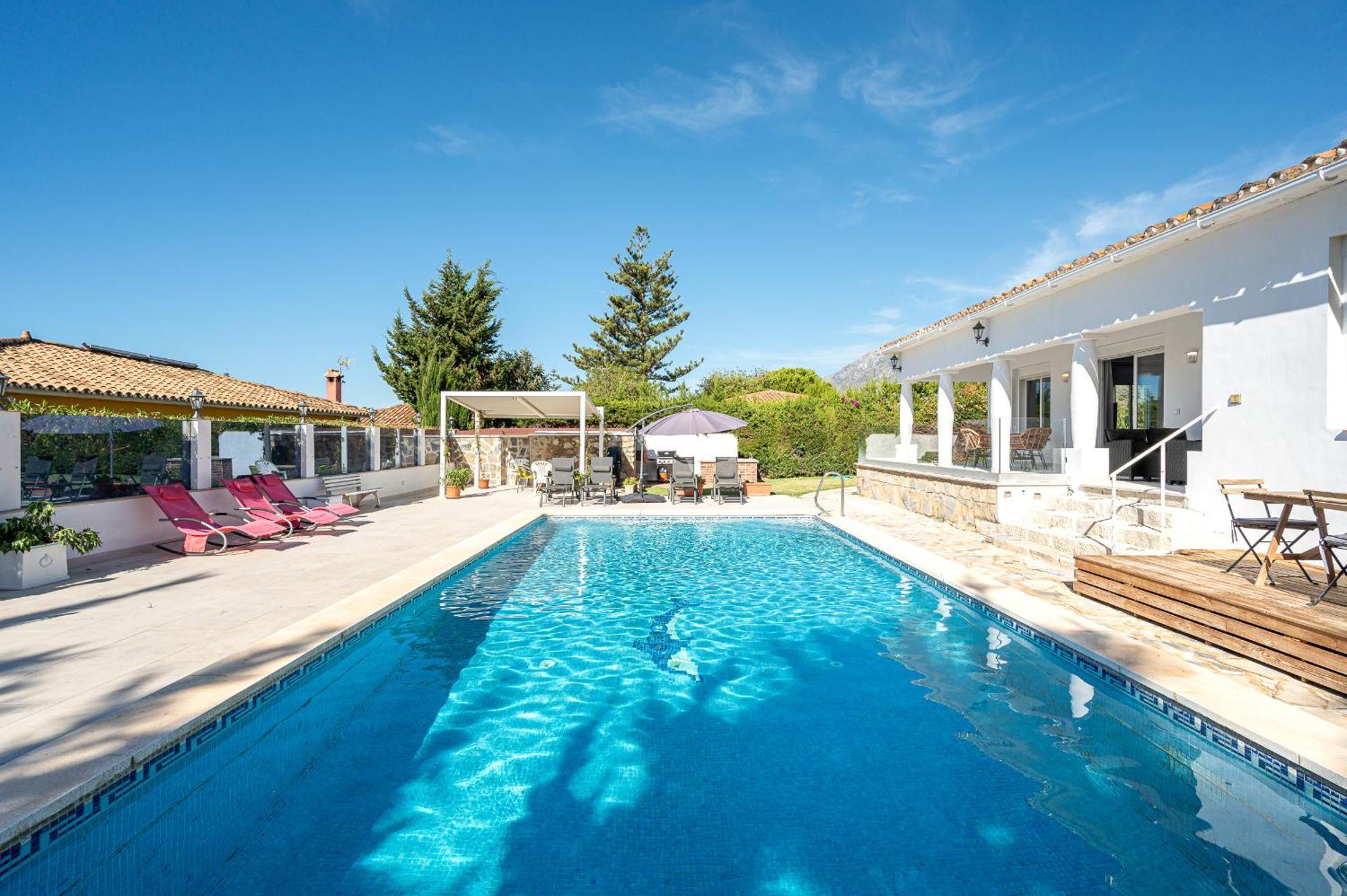 Beautiful Renovated Close Beach 8 People, 4 Bedrooms, 3 Bathrooms, Private Heated Pool, Ping Pong Table, Private Petanque Court Villa